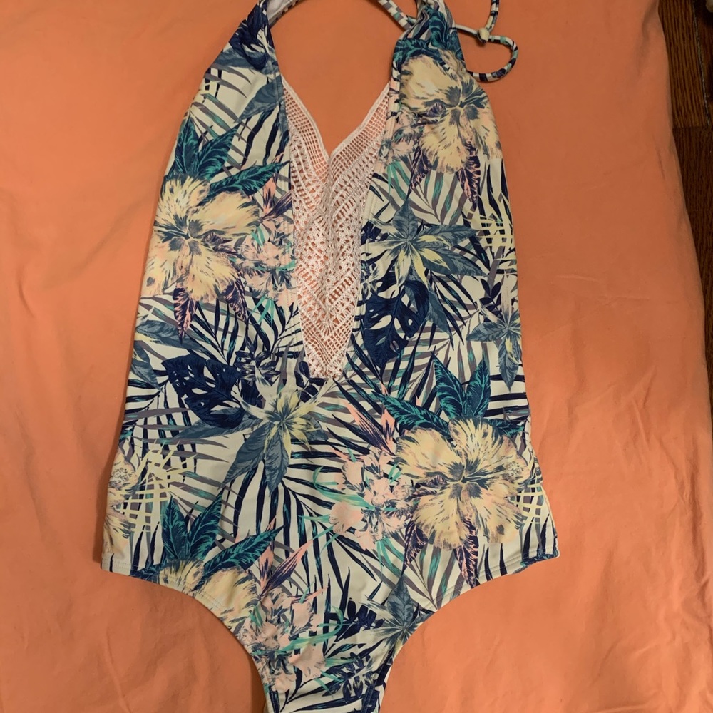 Worn once in vacation roxy swimsuit  size medium